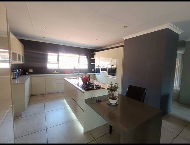4 BEDROOM HOUSE FOR SALE IN VANDERBIJLPARK SE 8